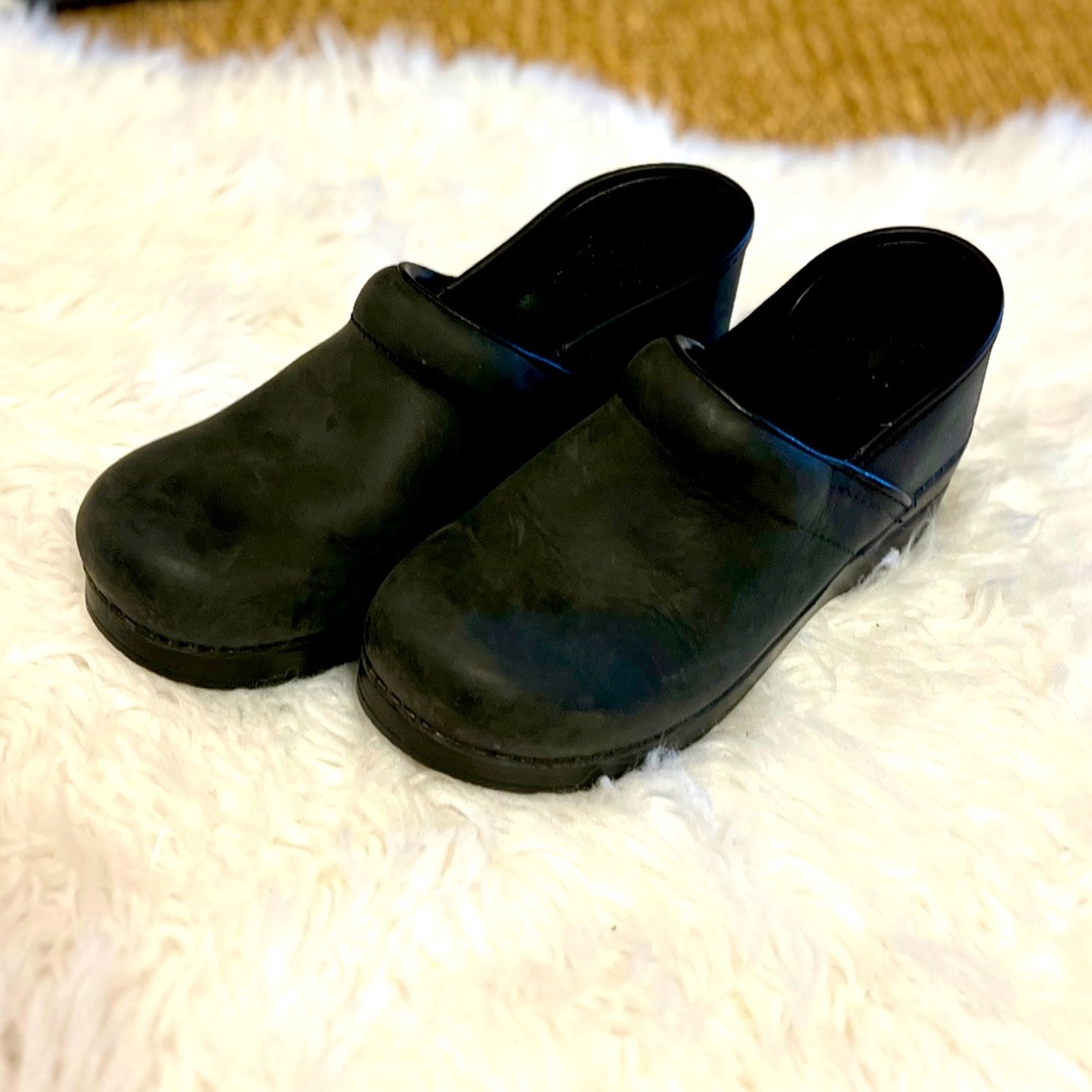 Dansko EUC Leather Clogs Size 38N